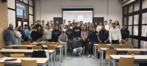 Grupo de universitarios de Almería junto con empresarios