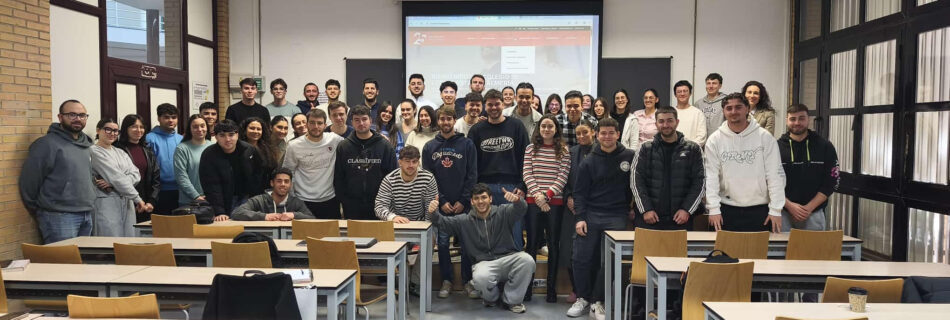 Grupo de universitarios de Almería junto con empresarios