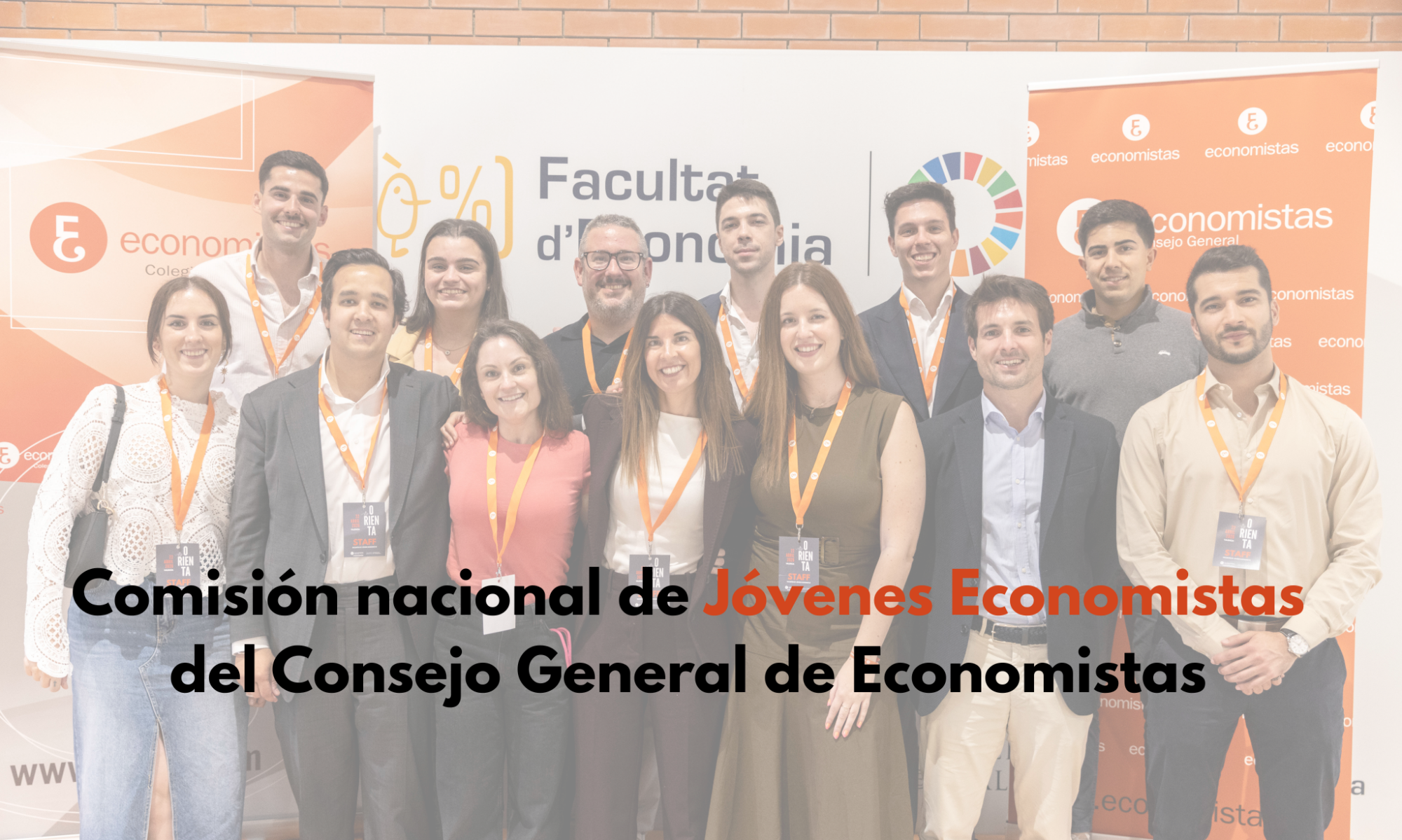 El equipo de la Comisión de Jóvenes Economistas en el photocall de Orienta