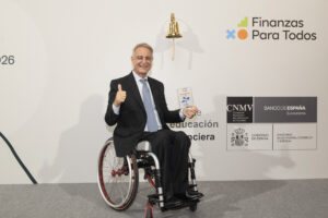 Pablo Gil, recogiendo el premio de Educación Financiera