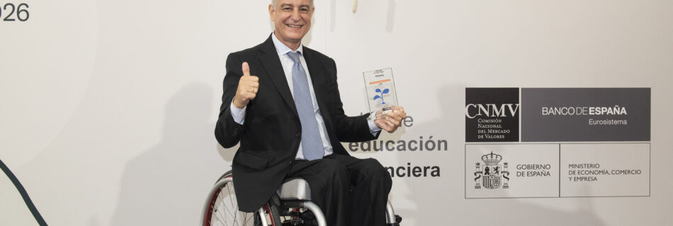 Pablo Gil, recogiendo el premio de Educación Financiera